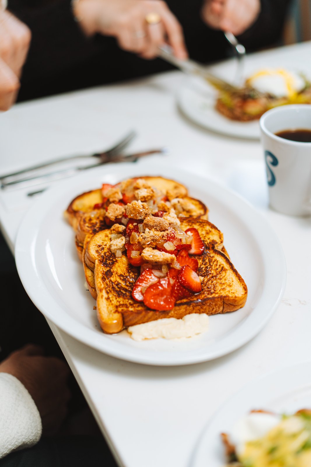 Le Fragola : pain doré, fraises et crumble de biscotti — Suma, Delson
